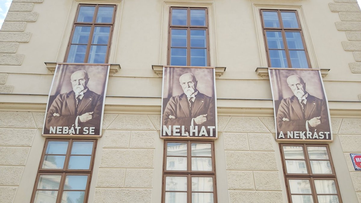 Puncoskka's tweet photo. Nenechme si ukrást ani zneužít naši vlajku. Ať jsou dnešní oslavy svátku vzniku našeho samostatného státu důstojné.❤️✌️
#104let https://t.co/aEEpjN9Tgz