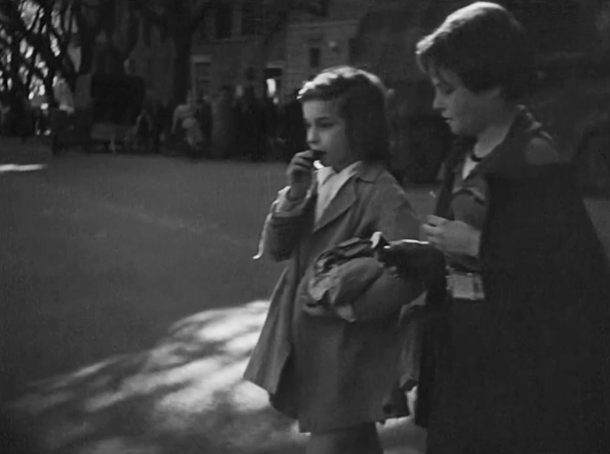 SHOESHINE / Sciuscià – Vittorio De Sica, 1946 #cinematography: Anchise Brizzi #neorealismo #neorealism #ChildrenInWar #NationalChocolateDay M.P.: “Don’t sell it, eat it!”