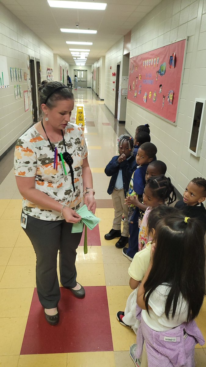PrideEastside's tweet photo. Shoutout to @SouthfieldElem1. This is what transitions look like here! Big shout out to Mrs. Moon and her class! This is what I call maximizing every moment. #Built4Bibb #ZoneStrong #SouthwestBlessed https://t.co/RFzW19cCKp