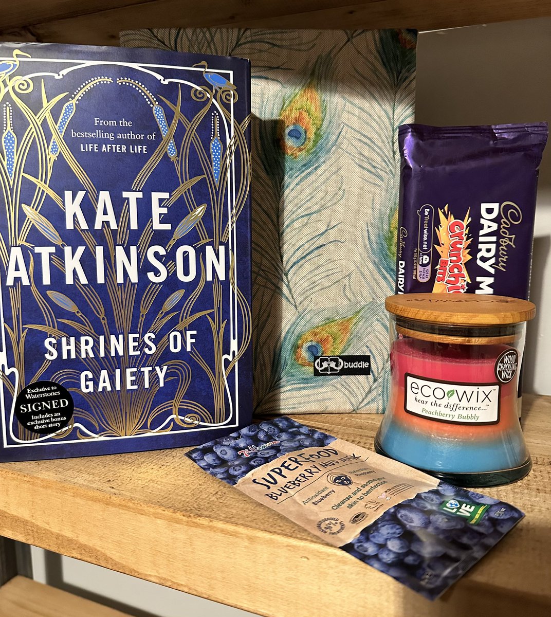 thereadingpara's tweet image. It’s epic #giveaway time! To enter:

- follow me &amp;amp; @bookbuddle 
- RT this tweet
- comment #ShrinesOfGaiety below

Entries close midnight 5 November. UK only. Good luck! 🙌🏻

(Details of prize below.)