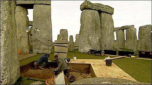 English Heritage staff repositioning the Stones at Stonehenge today ready for the the end of British Summer Time this weekend. ⏰🔙 #ClocksGoBack  #BST