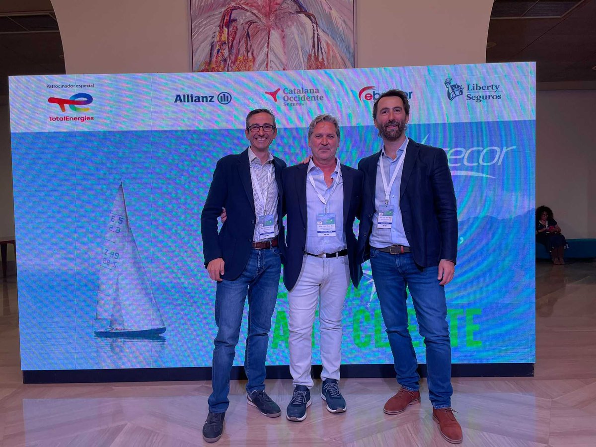 codeoscopic's tweet photo. @BlesaJarque compartiendo puntos de vista en el congreso de @Fecorcorredores con su presidente, Juan Antonio Marin y Sergio Gónez de @innovaiberica
#GrupoCodeoscopic #lafuerzadelgrupo https://t.co/s8rkaz1snH