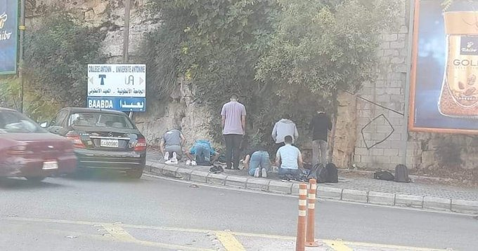 hawraa_kobayssi's tweet photo. في مقياس الجامعة الأنطونية ننشر العلم لا الثقافة، نعترف بالمال لا دين الآخر، في مقياس الجامعة الأنطونية يحق للمسحيين ما لا يحق للمسلمين، إدارة الجامعة منعت الصلاة حتى في موقف السيارات التابع لها، حتى انتهى بهم الأمر للصلاة في الشارع. 
#الجامعة_الأنطونية  #لبنان https://t.co/SbKPlPNbMz