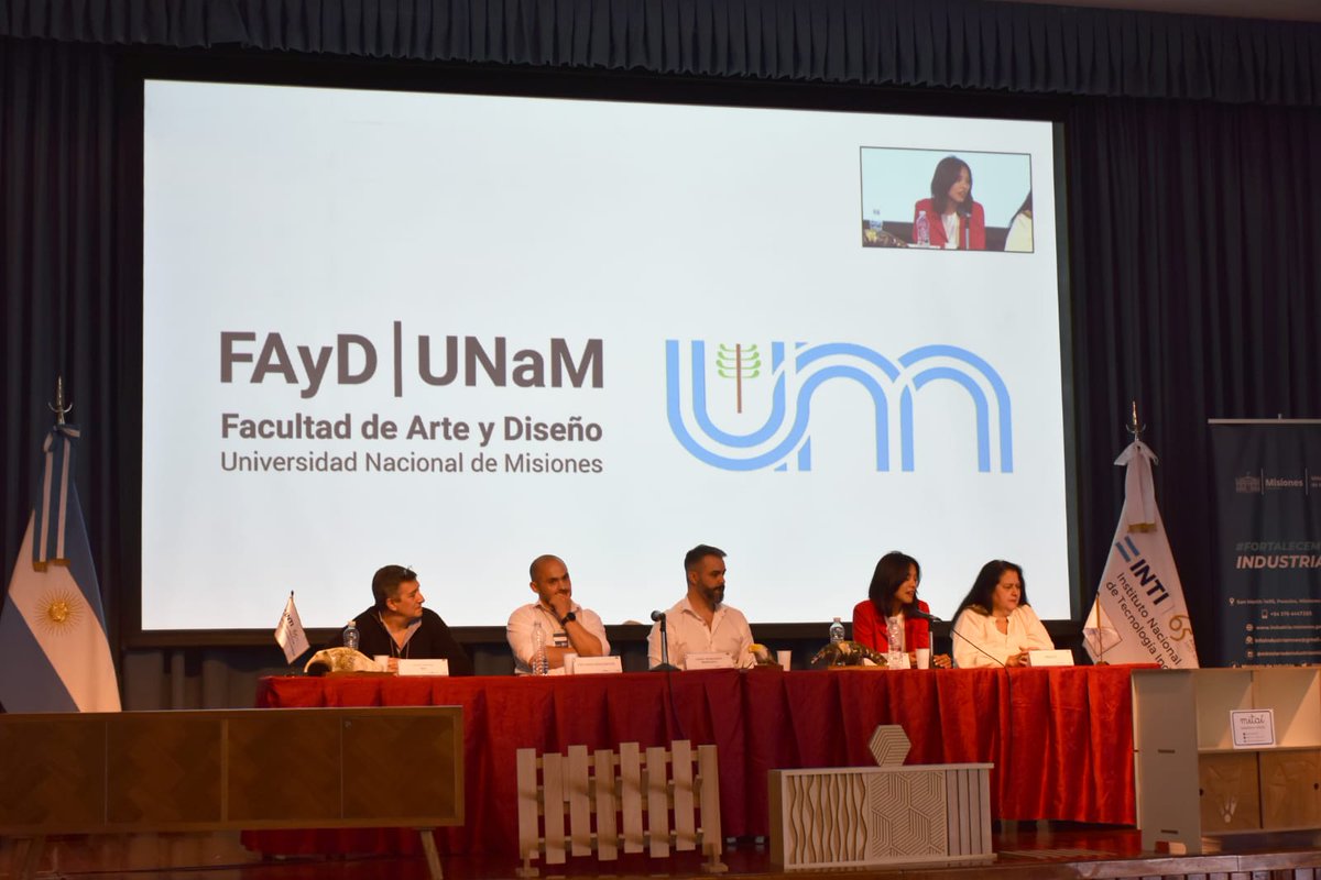 Los diseñadores industriales Tabita Giménez y Facundo Argañarás, participaron del 1° Congreso del Mueble, que se llevó a cabo en el <a href="/PCMisiones/">Parque del Conocimiento</a>
Expusieron sobre cómo el diseño agrega valor a la producción y nuevas tendencias en comercialización
Nota en bit.ly/3f8R2RS