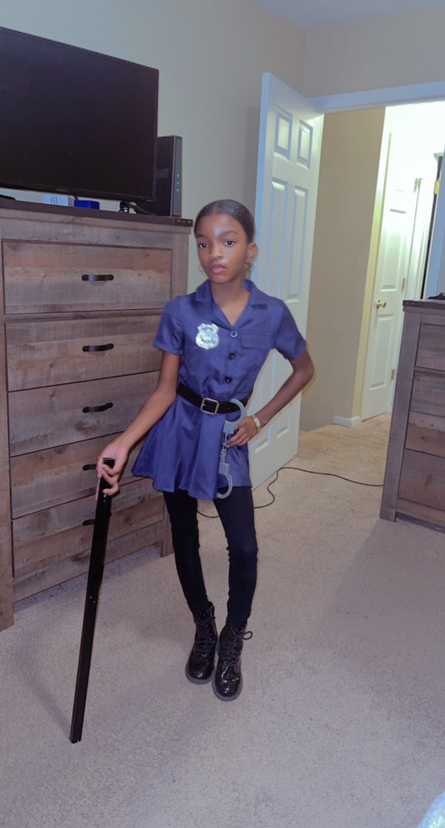 lexb4real's tweet photo. Pooh’s Halloween Costume 2022💙🖤👮🏽🚔🔥😍 #GirlPolice https://t.co/8TTnBTfwOK