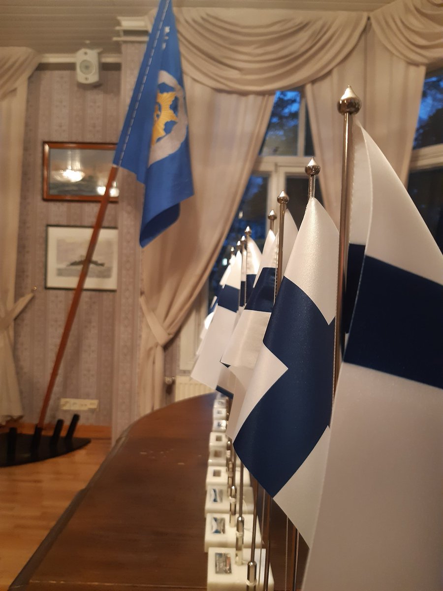 Turunkadpiir's tweet photo. Tuoreet luutnantit on vastaanotettu  kadettipiirissä perinteisin menoin. Kaikille valmistuneille luovutettiin Suomen pienoisliput. Evästyksen tärkeälle uralle antoivat mm.@rlaivasto ja @meriraja komentajat sekä kummikurssin edustaja.#maanpuolustus #turpo #perinteet @kadettikunta https://t.co/Nmuy748PAN