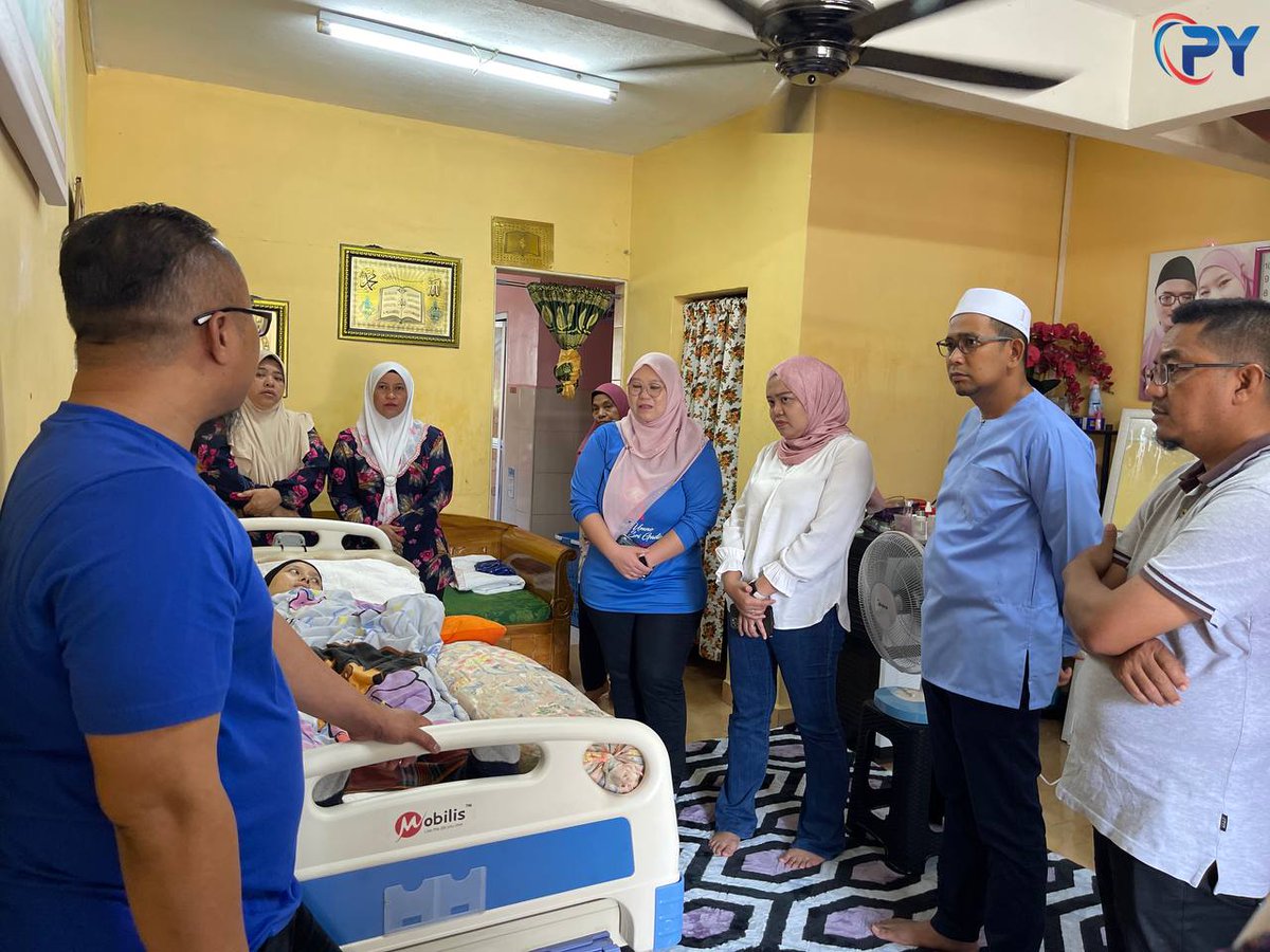 NajibSamuri's tweet photo. 28 OKTOBER 2022 | JUMAAT

Ziarah ke rumah Puan Novita Sari Putri yang menghidap kanser bersama Ketua Puteri UMNO Bahagian Sri Gading, Puan Haryani Sukarman serta Johor I Care Batu pahat. Semoga Sedikit sumbangan daripada saya ini dapat meringankan beban buat Puan Novita https://t.co/ux6EdzKyIA