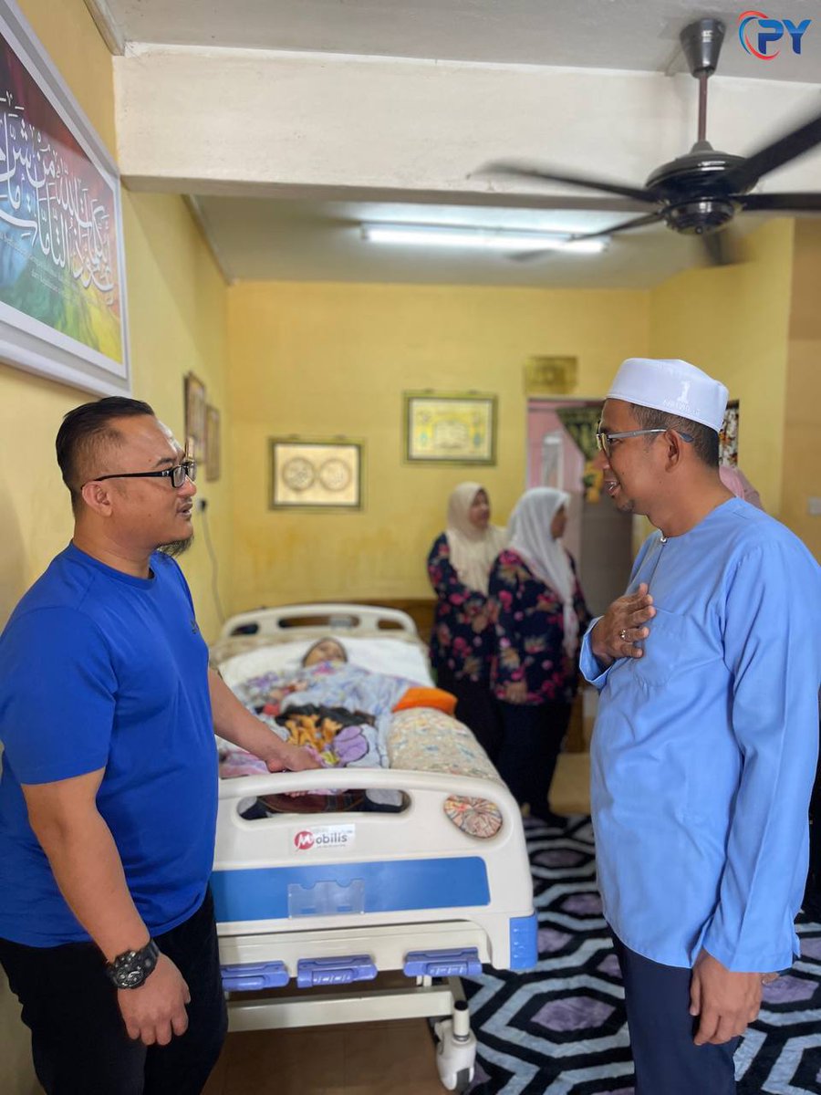 NajibSamuri's tweet photo. 28 OKTOBER 2022 | JUMAAT

Ziarah ke rumah Puan Novita Sari Putri yang menghidap kanser bersama Ketua Puteri UMNO Bahagian Sri Gading, Puan Haryani Sukarman serta Johor I Care Batu pahat. Semoga Sedikit sumbangan daripada saya ini dapat meringankan beban buat Puan Novita https://t.co/ux6EdzKyIA