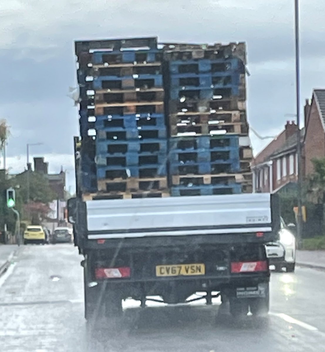 UkBad's tweet image. This is dangerously overloaded.

#Baddriver #DangerousLoad #BadDriving