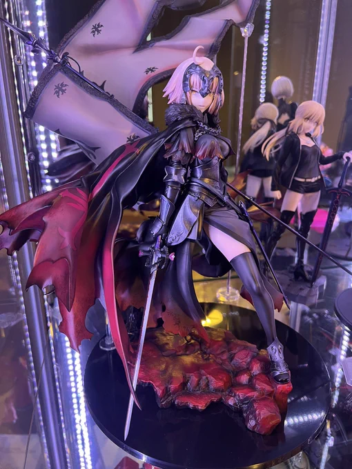 一年前ぐらいに勢いでポチった再販分のジャンヌオルタのフィギュアがようやく届いたかっこよすぎてパシャパシャ取っちまったよ… 