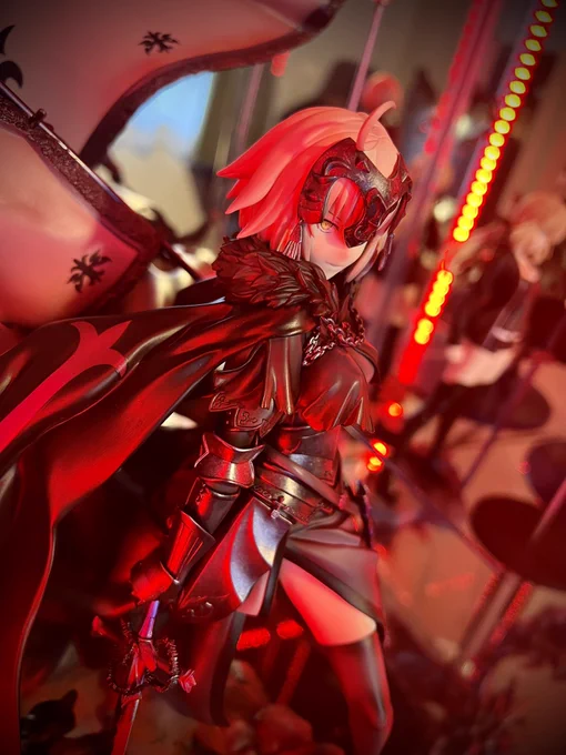 一年前ぐらいに勢いでポチった再販分のジャンヌオルタのフィギュアがようやく届いたかっこよすぎてパシャパシャ取っちまったよ… 