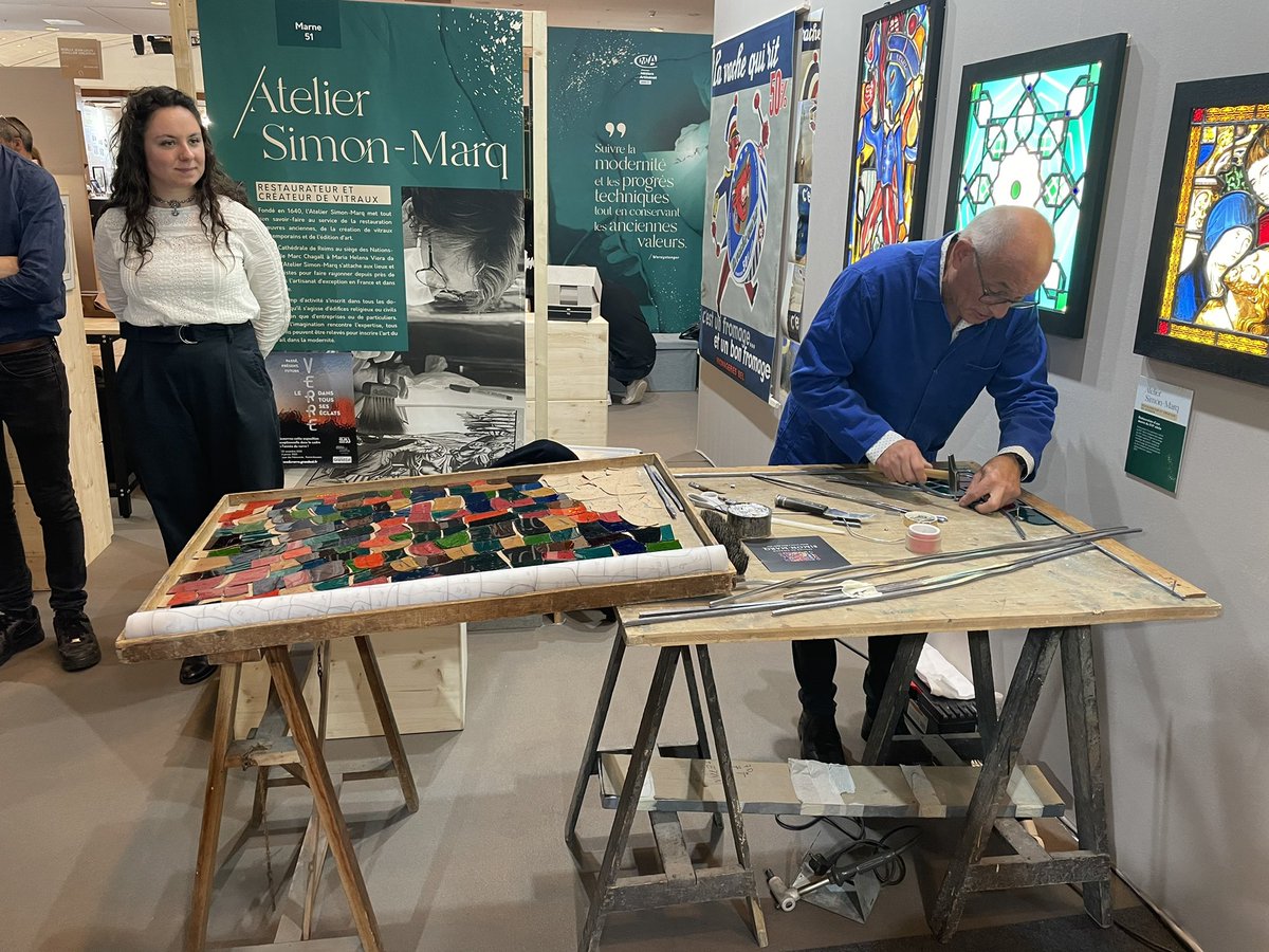 Bienvenue au paradis des métiers d’art au carrousel du @MuseeLouvre ! Magnifique stand @CMAFrance_ Grand Est avec des professionnels engagés comme la Tuilerie de Niderviller ou l’atelier Simon-Marq. @regiongrandest @MinistereCC