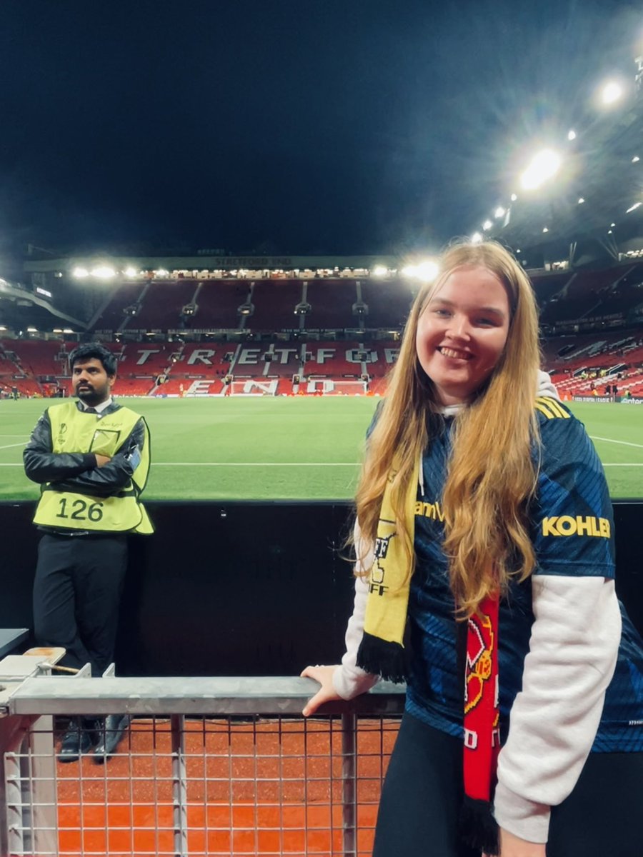 LeahGS's tweet image. “There’s nothing on earth like being a red” ✨
A memory i will hold onto forever, my first game at OT ❤️
#MUFC