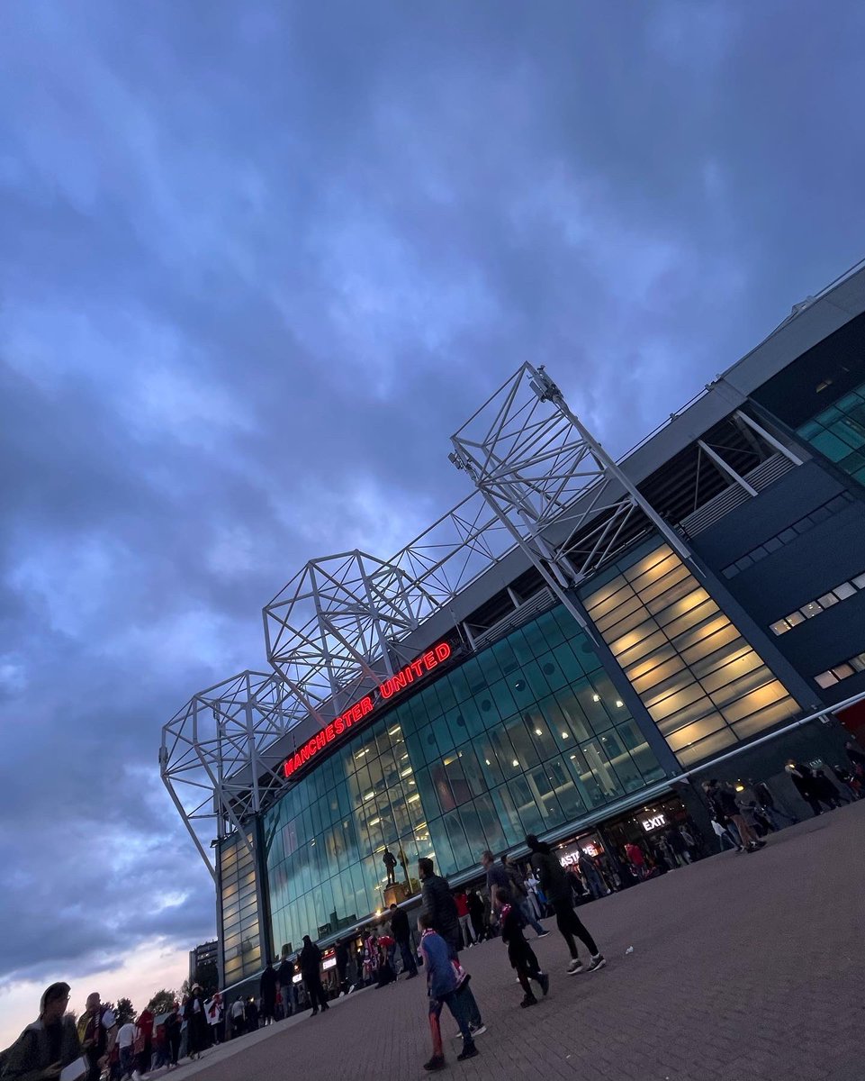 LeahGS's tweet image. “There’s nothing on earth like being a red” ✨
A memory i will hold onto forever, my first game at OT ❤️
#MUFC