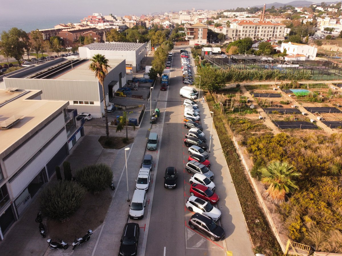 <a href="/marc__serra/">marc serra</a> <a href="/FemMasnou/">Fem Masnou</a> Aquí us deixem una mostra gràfica del que passa cada dia, per exemple, a la zona taronja; tradicionalment buida fora de temporada d'estiu, ara tots els dies són un diumenge d'agost. 
Només han provocat una migració de vehicles, no han resolt res i a sobre contents de pagar🤦