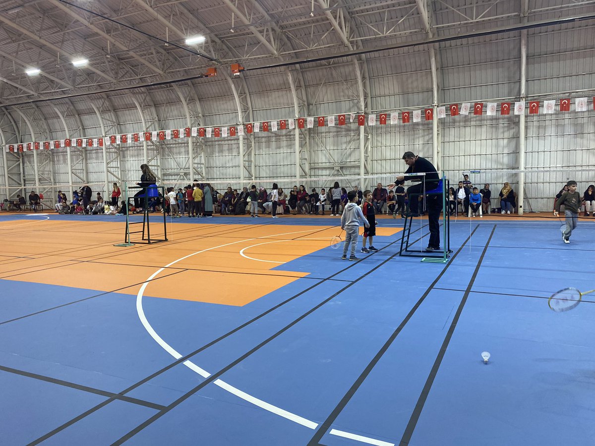 ferdi_sfk's tweet photo. 29 Ekim Cumhuriyet Bayramı Badminton Müsabakaları yeni hizmete açılan Talas Çok Amaçlı Spor Salonunda devam ediyor.@gokmen_cicek_ @MSadikTunc @YDonmez1967 @KABAKCI46 @mehmet_hanilci @YakupDelikta1 @GSB_Kayseri emeği geçenlere teşekkür ederiz. https://t.co/IqkqrLjfLa