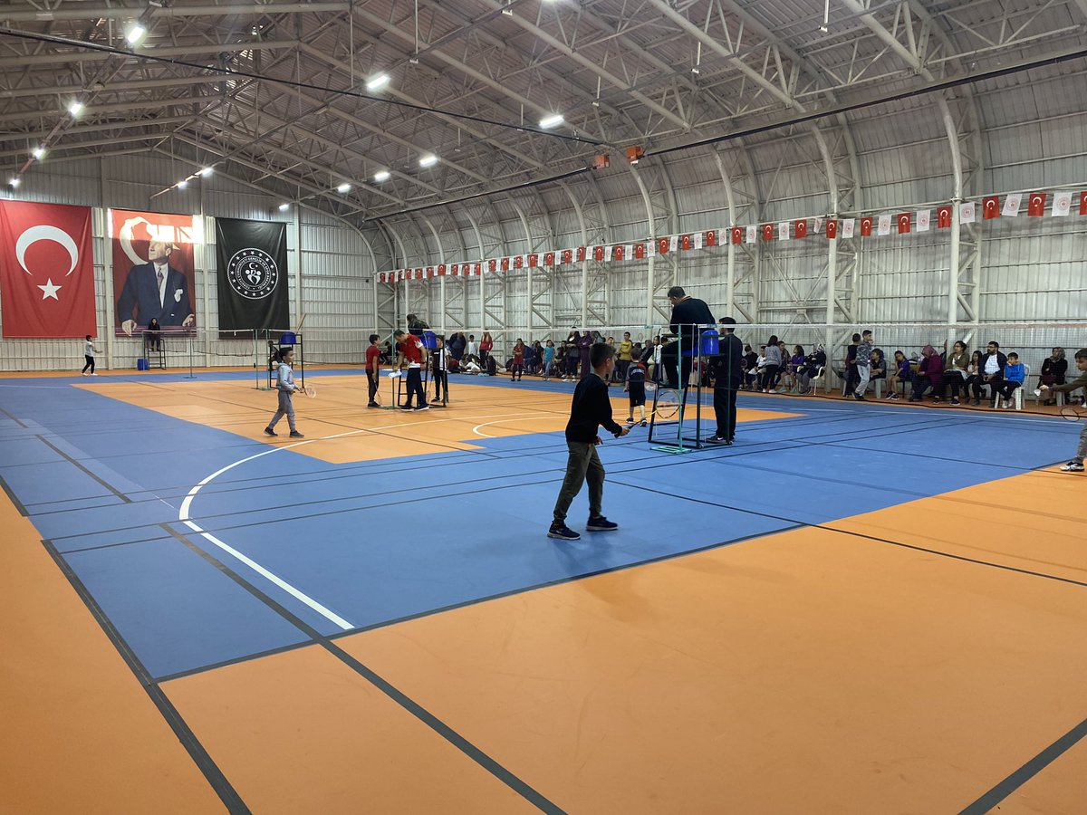 ferdi_sfk's tweet photo. 29 Ekim Cumhuriyet Bayramı Badminton Müsabakaları yeni hizmete açılan Talas Çok Amaçlı Spor Salonunda devam ediyor.@gokmen_cicek_ @MSadikTunc @YDonmez1967 @KABAKCI46 @mehmet_hanilci @YakupDelikta1 @GSB_Kayseri emeği geçenlere teşekkür ederiz. https://t.co/IqkqrLjfLa