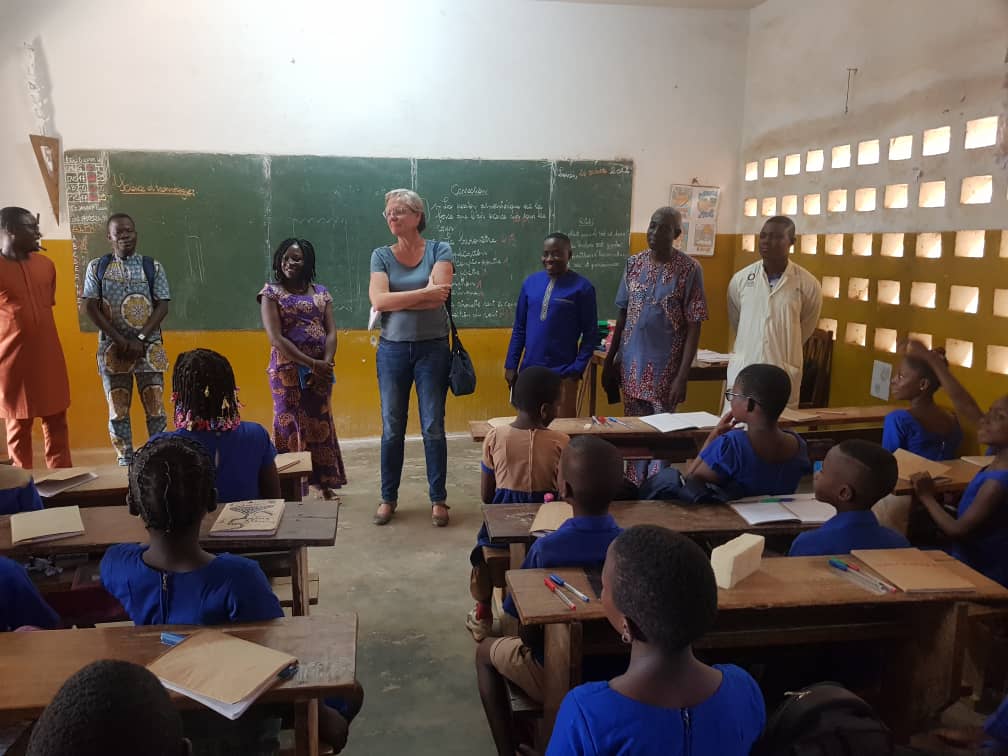 Programme de Réadaptation à Base Communautaire (PRBC) de l’APAPE-DST : suivi des activités de la nouvelle Stratégie de la RBC par les partenaires-Visite d’une école dans laquelle sont inscrit les enfants handicapés et dans laquelle deux (02) rampes d’accès sont construites