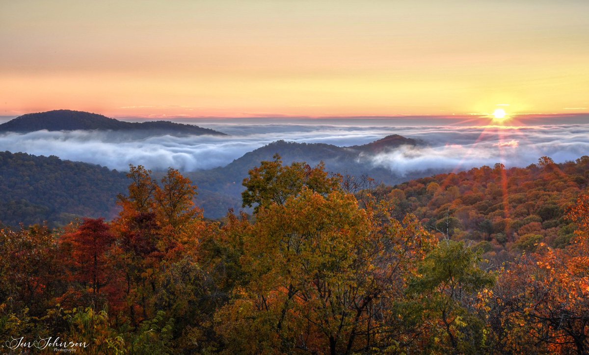 tPFmariah9999's tweet photo. Beautiful Fog Ocean Autumn #Sunrise in Shenandoah, Virginia 🍂🍁🍃 @spann #shenandoahnationalpark #vaoutdoors #fall #foliage https://t.co/lmTesH9zsS