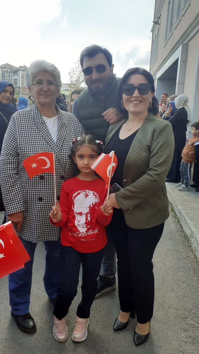AtahanRabiya's tweet photo. Yaşasın Cumhuriyet,  Yaşasın Tam Bağımsız Türkiye,  Yaşasın Halkların Kardeşliği ✌✊🇹🇷

Gazi Mustafa Kemal ATATÜRK ve tüm silah arkadaşlarını saygı, sevgi ve minnetle anıyorum. Cumhuriyet Bayramı’mız kutlu olsun.🇹🇷🇹🇷🇹🇷

#cumhuriyetimiz99yaşında 
#chpistanbul 
#yaşasıncumhuriyet https://t.co/xSCSm3uDGU