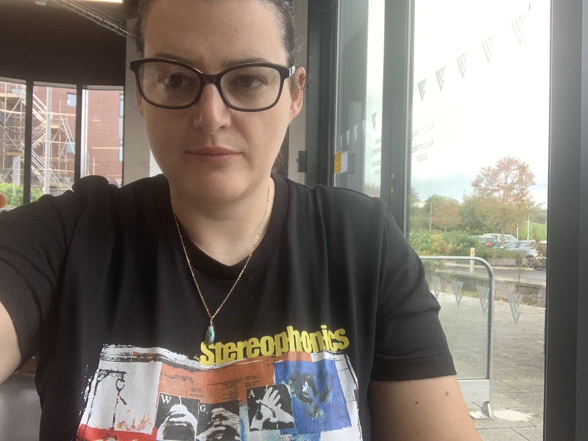 Gweithio yn <a href="/yr_egin/">Canolfan S4C Yr Egin</a> heddiw yn rocio’r crys t arbennig Word Gets Around a ddaeth yn y post bore ma.
<a href="/stereophonics/">stereophonics</a>