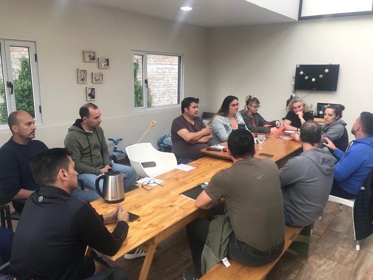 MametPablo's tweet photo. Nos reunimos con la nueva comisión directiva de la Asociación Vecinal del barrio Alberdi, que hoy asumirá sus funciones. 

Es fundamental trabajar en conjunto con las vecinales para trabajar en cada barrio de la ciudad.

#Trelew #Chubut #QuieroTw #Seguridad #Empleo https://t.co/jSYSg2oEl4