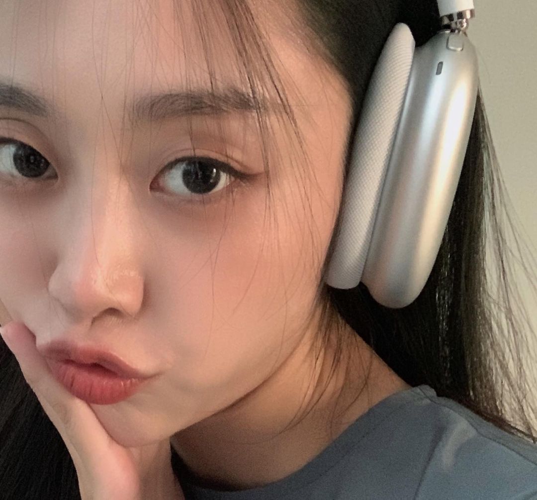 onlyseojisoo's tweet photo. Seo Jisoo with her Airpods Max🤍

#LOVELYZ #러블리즈 #SEOJISOO #서지수 https://t.co/ZgO7DRN5LM