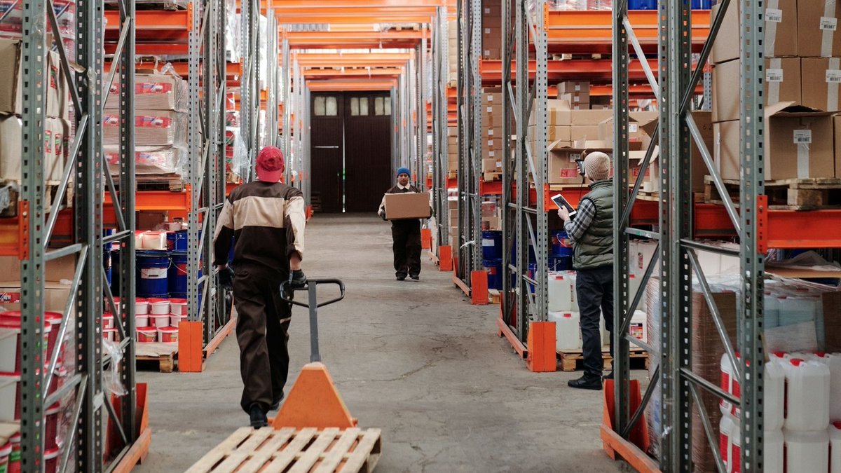 WANTED! #WarehouseOperatives – Nuneaton. *Nights* Duties include loading and unloading, picking and packing stock. Heavy lifting involved. £9.50 p/h, Sun - Thu, 8pm – 5am (£12.66 after 12 weeks). Please RW! bit.ly/2OOV4LX