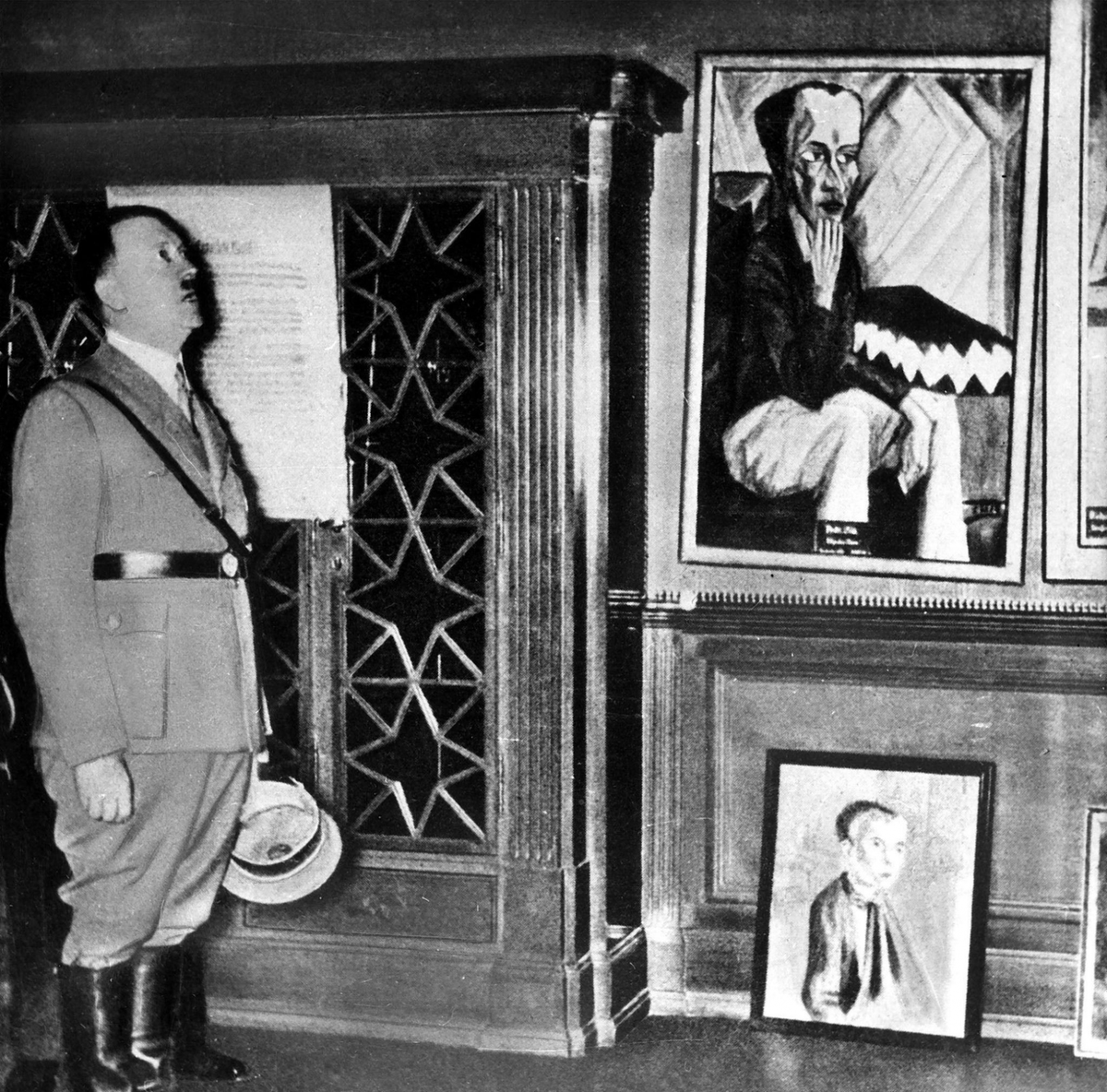 the_ARTivistas's tweet photo. Es curioso ver cómo el arte de movimientos vanguardistas que buscaban la liberación y revolucionar el mundo, arte que en su momento también fue reprimido, se usó para la represión. Véanse las exposiciones de “Entartete kunst” (Arte degenerado) en la Alemania de Hitler. https://t.co/fMhTDto2dZ