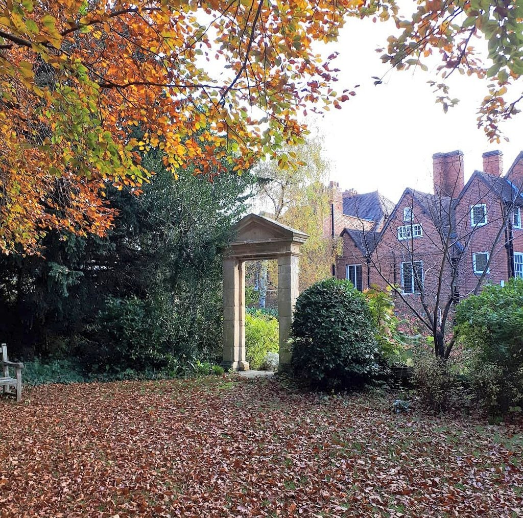 To receive my final MA results with a Distinction, and be called a 'born researcher' in my dissertation feedback, is just the cherry on the cake for what has been a wonderful year🍒 (The Institute garden last autumn, which I'm sure is just as beautiful now)🍂