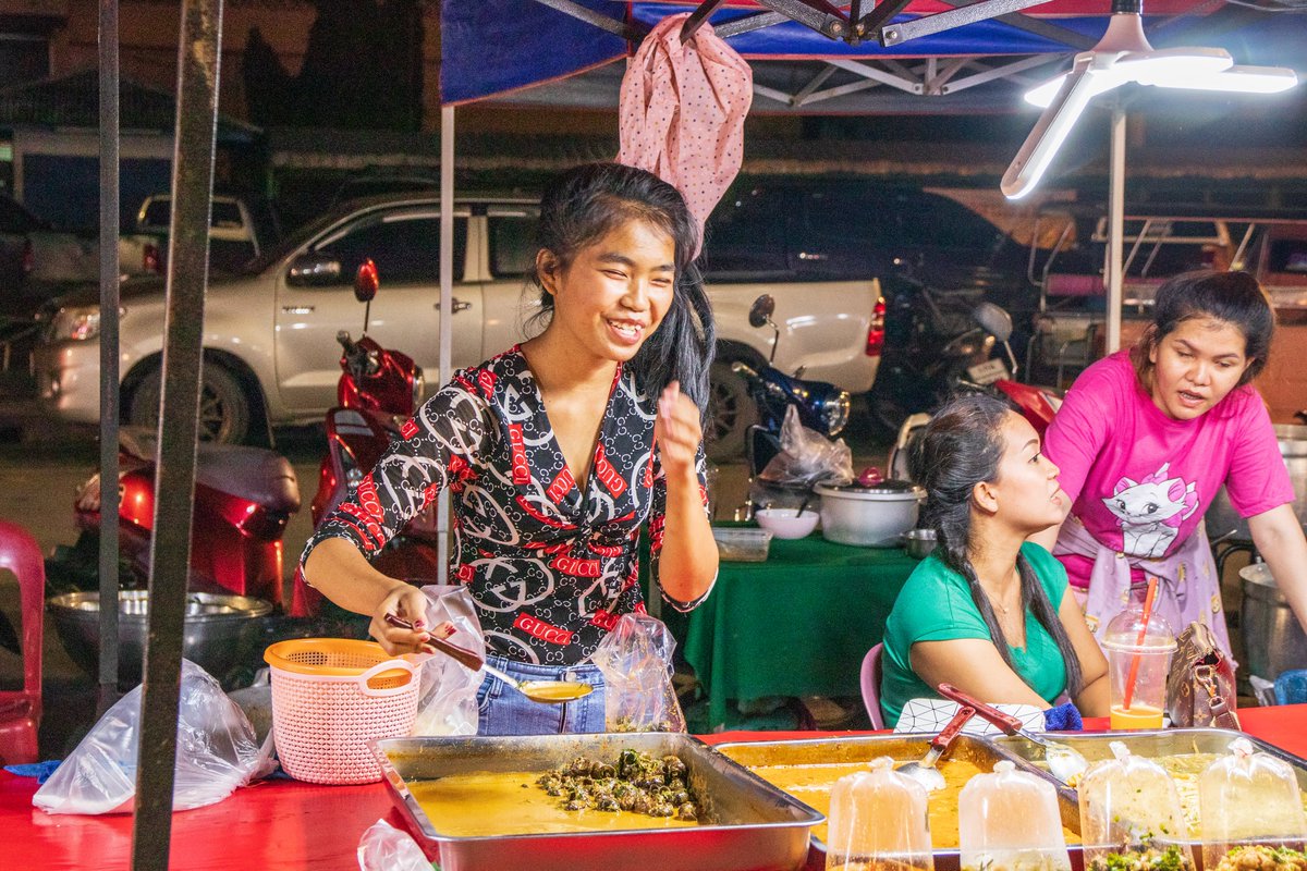 thailand-becausewecan.picfair.com/pics/016113627… One Moment at the Night Market of Ayutthaya in Thailand Southeast Asia Stockphoto, editorial & personal License Digital Download Professional Prints #ayutthaya #Thailand #ThailandNews #streetphotography #streetfood #Bangkokpost #thai #people #thailande