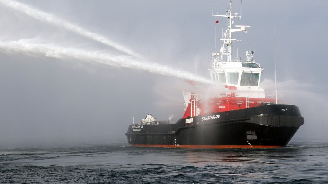 PortalMorski's tweet photo. Strażak-28 ze stoczni Remontowa Shipbuilding w próbach morskich
> info: https://t.co/xFkWXzRurk
#holownik #ppoż #pożarowy #monitory #gaśnicze #armatki #wodne @remizapl @ZMPSiS @radio_szczecin @RadioGdansk @MI_GOV_PL @Wprostbiznes @puls_biznesu @BIPolska @RepublikaTV @rafalhirsch https://t.co/yEiE3IoFnJ