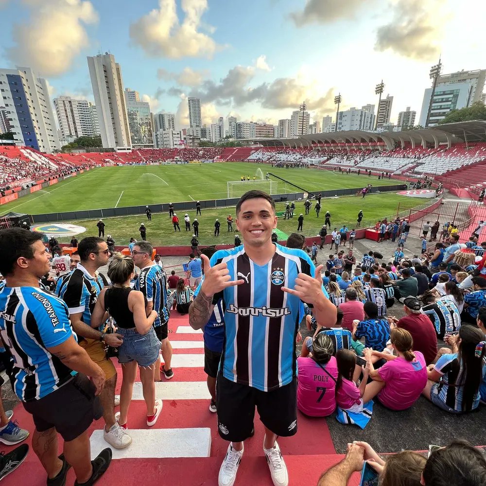 globoesporters's tweet photo. De Campinas a Muriaé: conheça o torcedor que acompanha todos os jogos do Grêmio na Série B https://t.co/pyjZg3Oe8H https://t.co/VUDB4xye7U