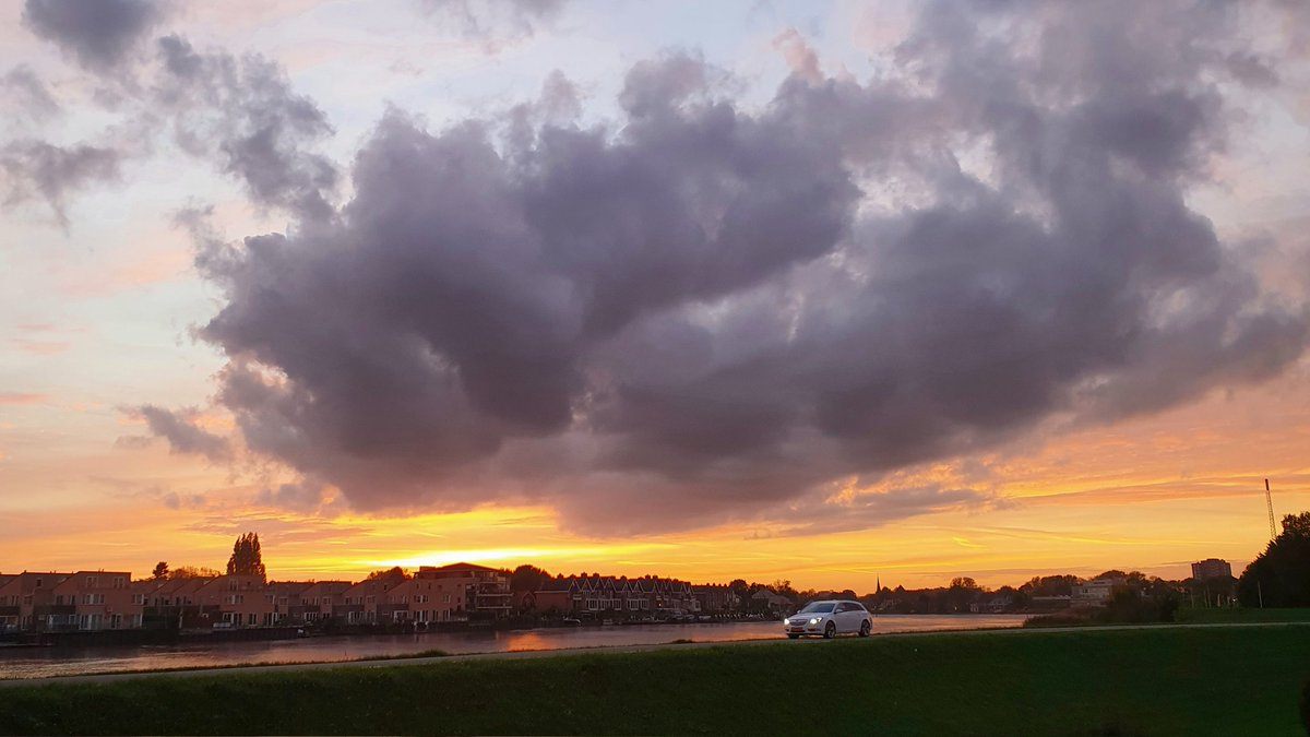 IsabelleLJ76's tweet photo. Love my view! So beautiful changes within 30 min ...#colorchangingsky https://t.co/BAeV9T6O9x