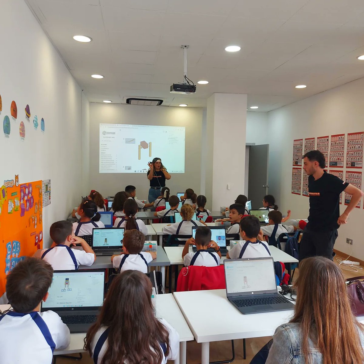 ConmiCole's tweet photo. En #Conmicole organizamos #excursiones escolares muy molonas 🚀 

Hoy, 45 alumn@s del colegio @sanantonio_2  de 3° y 4° de primaria han visitado @SomosCodenautas para realizar actividades de #robótica y #programación 🤖👌

Contacta con nosotros 👇

https://t.co/TFEKL6MNJb https://t.co/ZIE8WLKedW