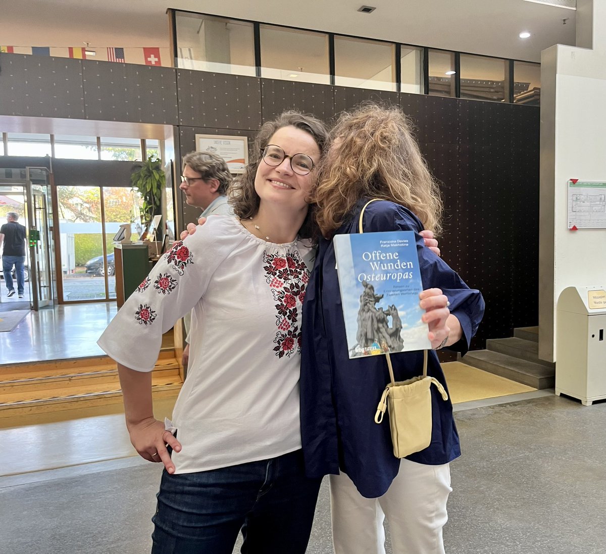 KMakhotina's tweet photo. @EFDavies , Wyschiwanka, #offeneWunden und ich auf dem #DachauerSymposium - bei der Arbeit an unserer kosmischen Verbindung! https://t.co/4qOihsebXV