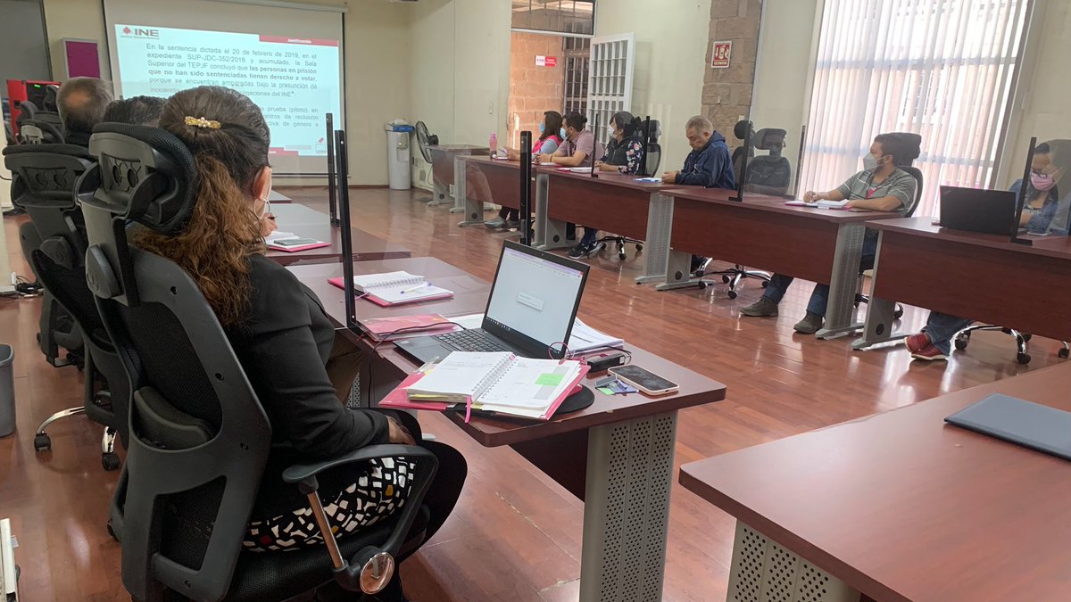CesarLucianoHQ's tweet photo. Esta mañana se compartió con el personal de la 19 JDE del @INEedomex la información más importante de la Reunión Regional de la V Circunscripción y de la Estrategia de Capacitación y Asistencia Electoral 2022-2023. ¡Estamos listos para el #ProcesoLocal2023! https://t.co/hokNn7XsWh