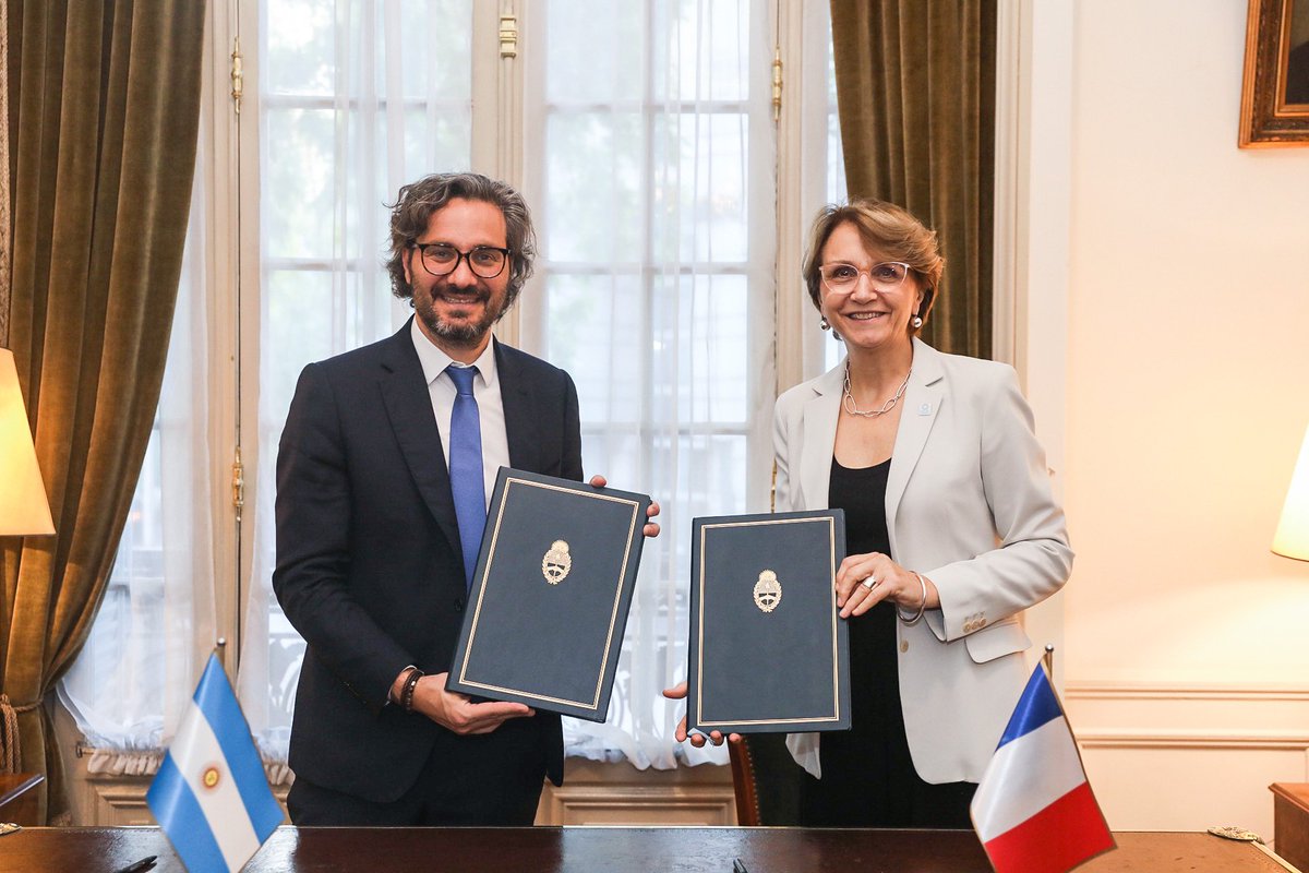 Ayer, la Sra. Secretaria General de @francediplo🇫🇷, @amdescotes, firmó junto al Sr. Canciller🇦🇷, @SantiagoCafiero, un acuerdo sobre el intercambio de documentos de archivos diplomáticos para la dilucidación de violaciones graves de los derechos humanos.