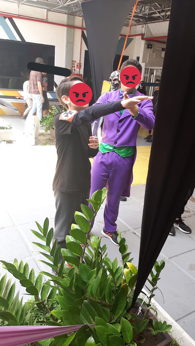 johnesnf's tweet photo. Em Aracaju, os pais de um aluno de um dos maiores colégios particulares da cidade, fantasiaram seu filho de Adolf Hitler, para ele ir ao colégio, e deixaram-no fazer a saudação nazista. Eu não sei mais o que fazer. Isso precisa acabar! A direção do colégio não tem noção? ABSURDO! https://t.co/Gkxn6upTyD