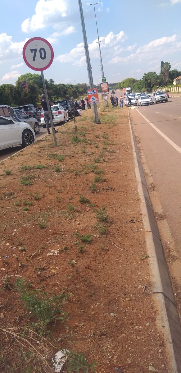 BREAKING NEWS: Private security kills 1, in a shoot out with robbers who were attempting to rob students of their cellphones. The incident took place today when the vigilant private security personnel acted swiftly in responding to a suspected robbery on Simon  Vermooten Rd.