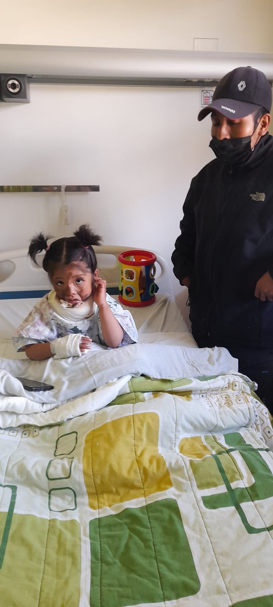 Het verhaal van Mayumi, 3 jaar oud, zij liep zware brandwonden op aan haar gezicht en nek toen zij 1 jaar was. Sinds die tijd kon zij haar mond niet meer sluiten, moeilijk eten etc. Nu geopereerd. Zij woont 12 uur met de bus naar Cotahuiasi en nog 10 uur lopen om thuis te komen.
