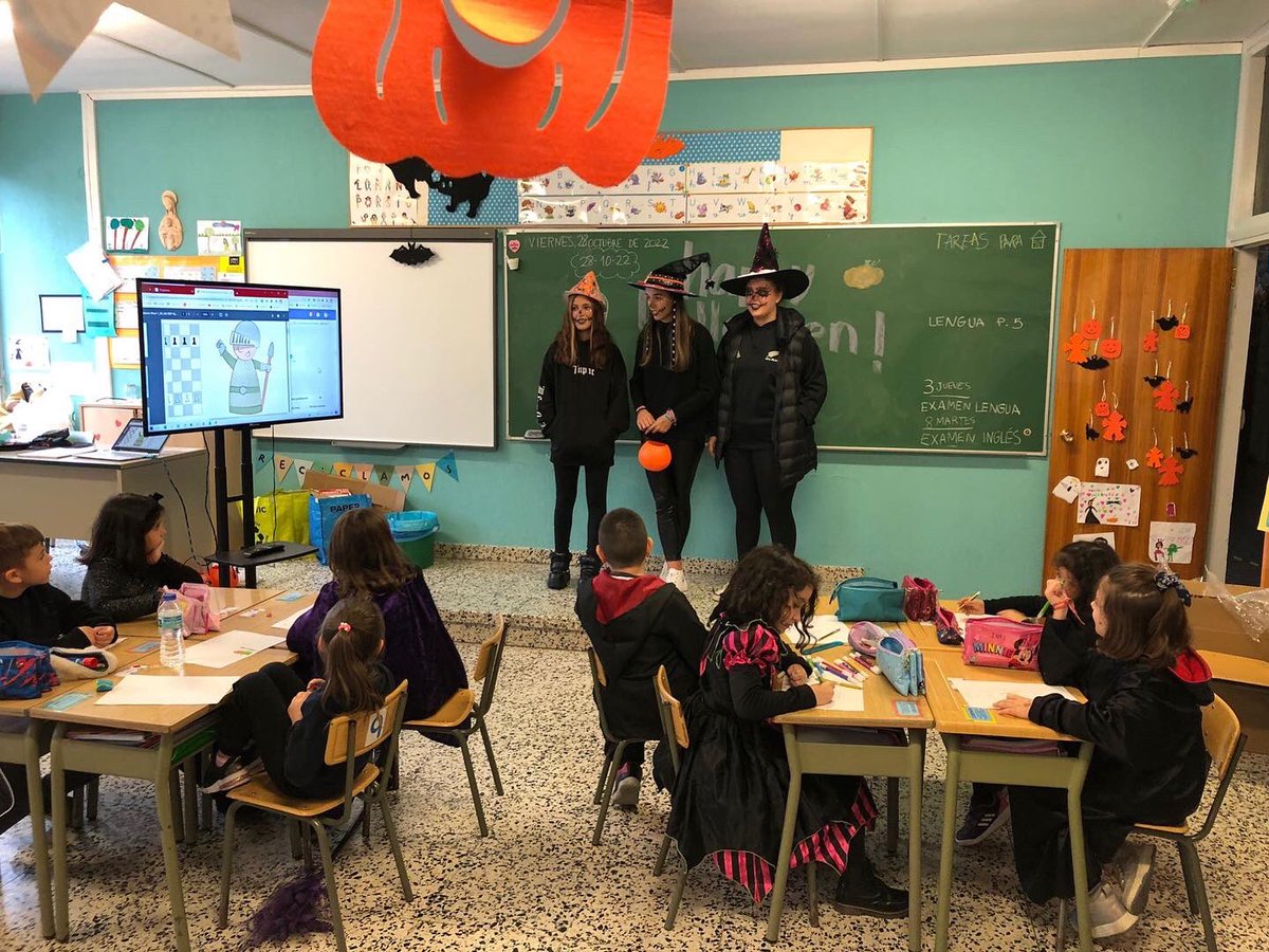 ccvirgenpenabem's tweet photo. Los alumnos de cuarto de ESO @ccvirgenpenabem @FundEducere han visitado las clases del Colegio para desear un Happy Halloween 🎃 al resto de los alumnos jugando a Trick or Treat 👻 y repartiendo caramelos 🍬🍬
#vpbmola https://t.co/cpV0JZ6sik