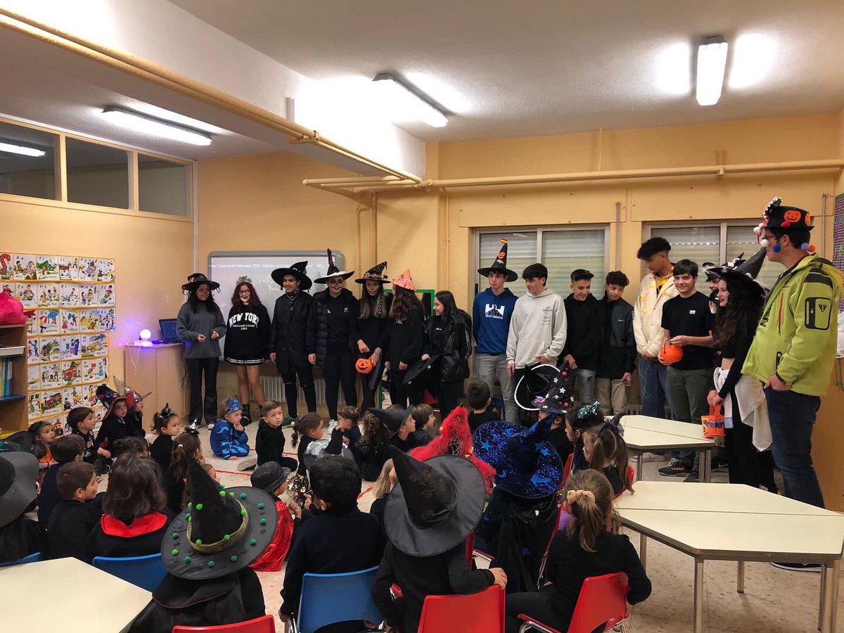 ccvirgenpenabem's tweet photo. Los alumnos de cuarto de ESO @ccvirgenpenabem @FundEducere han visitado las clases del Colegio para desear un Happy Halloween 🎃 al resto de los alumnos jugando a Trick or Treat 👻 y repartiendo caramelos 🍬🍬
#vpbmola https://t.co/cpV0JZ6sik