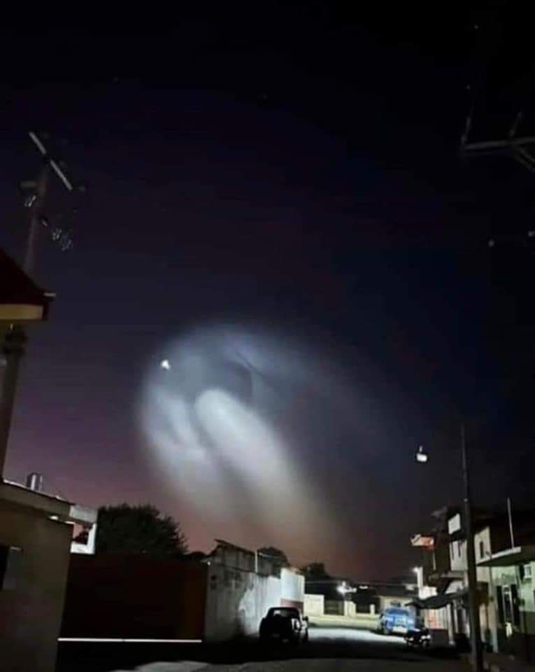 BaluarteTv's tweet photo. #Actualización durante esta noche se observo una estela de luz en el cielo Tapatío🔭
#baluartetv ❣️
#AlMomento se informa que se trata del lanzamiento de un cohete espacial llamado "Falcón nueve" de la empresa SpaceX✨ https://t.co/3ddaxuk52a