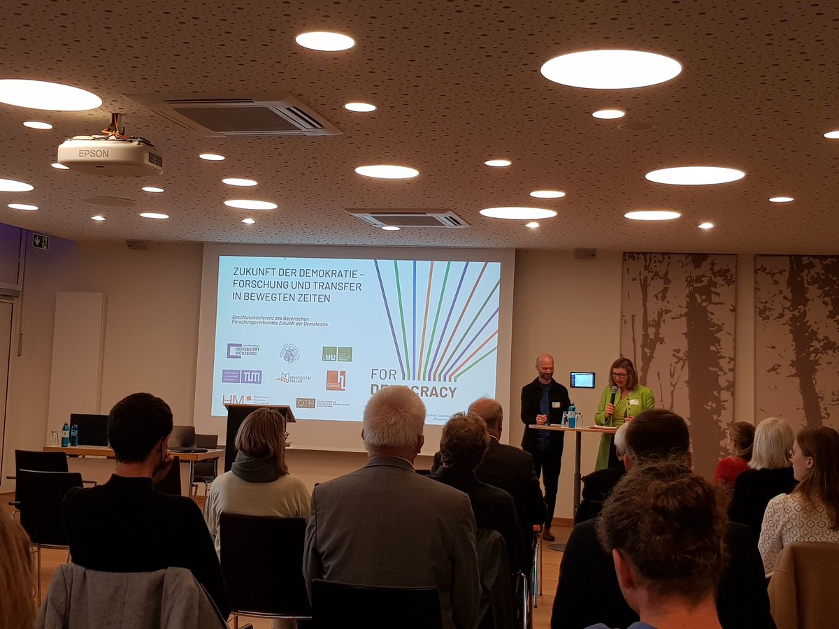 mascha_becker's tweet photo. Spannende Panelbeiträge zu den Themen Demokratie, Partizipation und Repräsentativität auf der heutigen Abschlusskonferenz von @For_Democracy_. Danke, dass ich mit meiner Posterpräsentation dabei sein konnte. #Partizipationsforschung #Migrationsforschung #Demokratieforschung https://t.co/fGERw40rKX