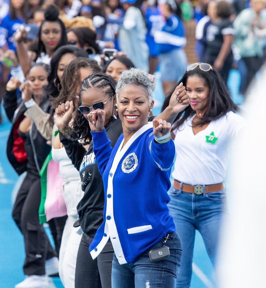 HBCUBuzz's tweet image. 💙🤍 Coach Brint Michelle Martin of the @_hamptonu Ebony Fire Dance Team did NOT come to play with y’all! 😍🔥 If you see someone you know, tag them below👇🏾 #HBCUBUZZ | 🎥 theofficialebonyfireofhu