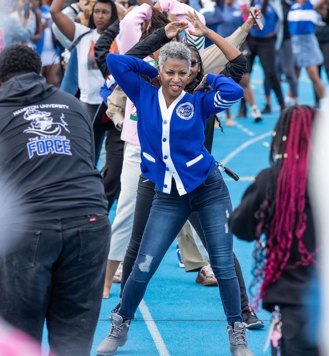 HBCUBuzz's tweet image. 💙🤍 Coach Brint Michelle Martin of the @_hamptonu Ebony Fire Dance Team did NOT come to play with y’all! 😍🔥 If you see someone you know, tag them below👇🏾 #HBCUBUZZ | 🎥 theofficialebonyfireofhu