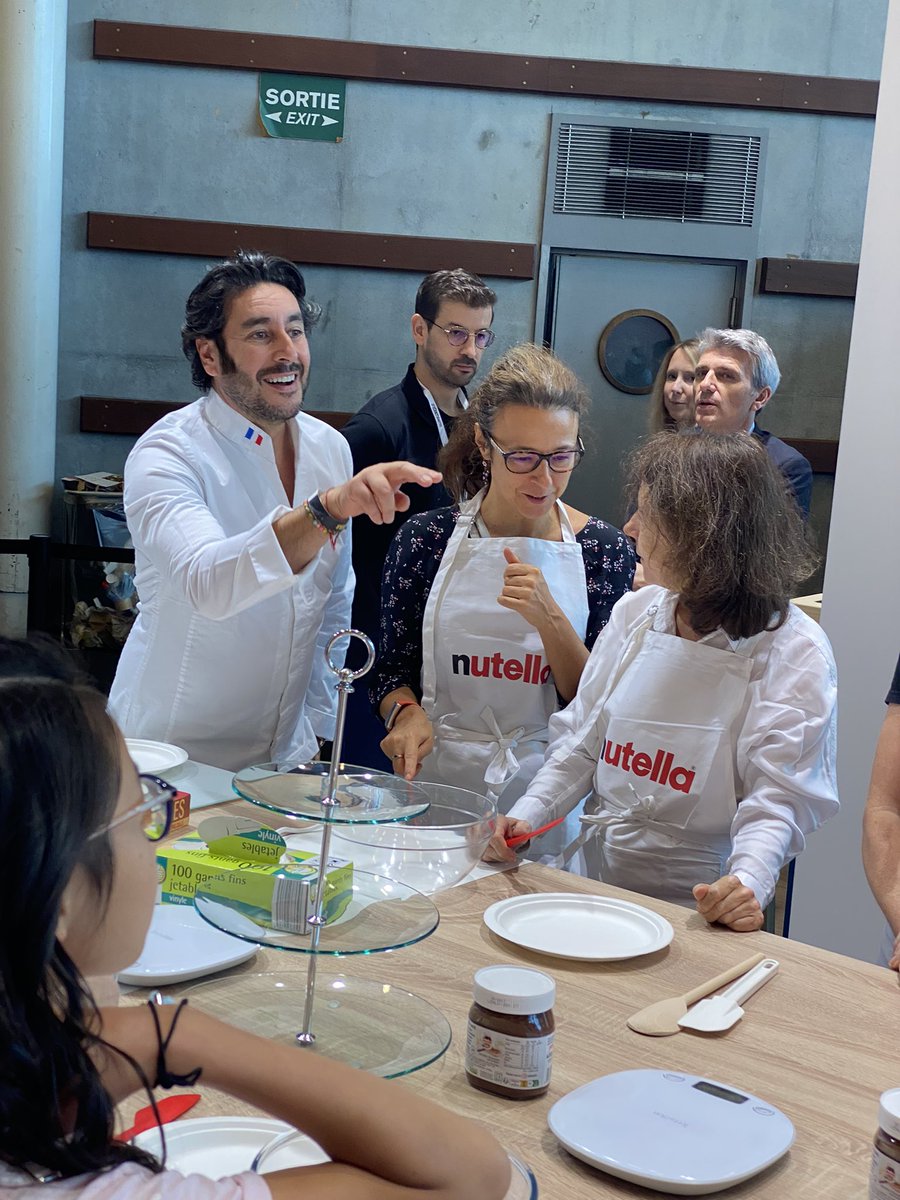 🍫 #SalonduChocolat 
Le Chef <a href="/GregoryCohenoff/">Gregory Cohen</a> est avec nous pour une masterclass avec <a href="/NutellaFr/">Nutella France</a> !
Ambassadeur de notre concours de pâtisserie #NutellaAcademy, nous partageons la même volonté : valoriser les métiers de la pâtisserie 🍰