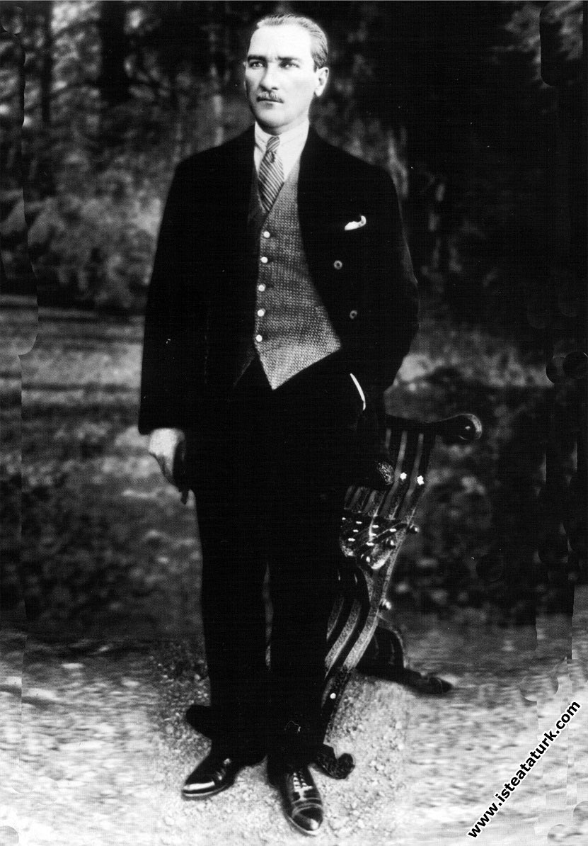 1905'te Kurmay Yüzbaşı,
1908'de Meşrutiyet Kahramanı,
1909'da Sürgün subay,
1915'te Çanakkale Kahramanı,
1917'de Şehzade yaveri,
1919'da Rütbesi alınmış sivil,
1920'de İdamlık mahkum,
1921'de Mareşal,
1922'de Kurtarıcı Başkomutan,

ve #29Ekim 1923'te...

Cumhurbaşkanı...