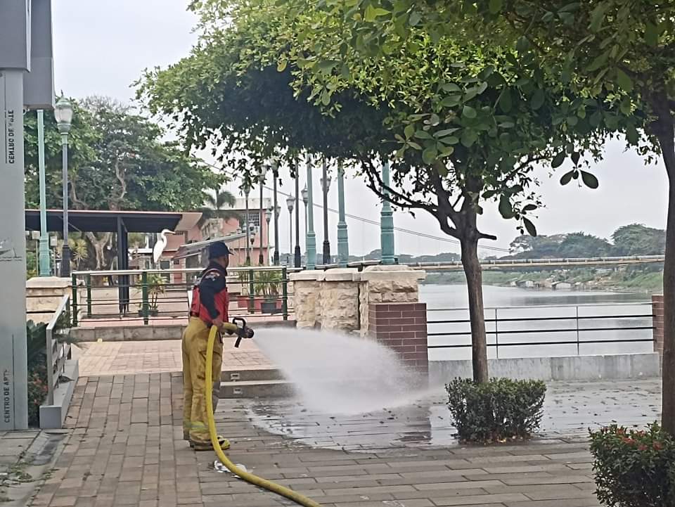 cbomberosbhyo's tweet photo. 📍#Babahoyo
📌🚒💦Personal Operativo ejecutó una limpieza en los exteriores del Centro de Arte, en coordinación con la Casa de Cultura Núcleo #LosRíos.
👩🚒El #CBMB trabaja las 24 horas del día por su bienestar.
#BomberosBabahoyo
#SiempreListos https://t.co/nIKbA7Kwmj